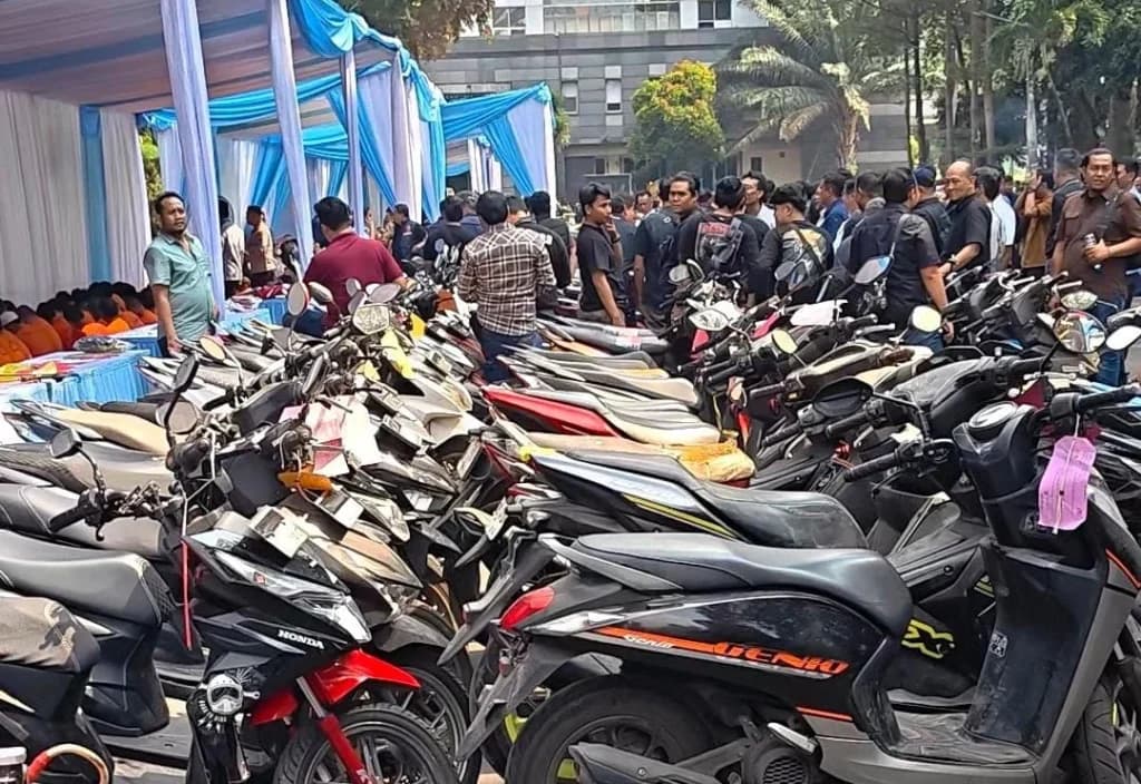 Lautan Oranye di Polda Metro Jaya: Operasi Brantas Jaya Sapu Bersih 729 Pelaku Kejahatan Jalanan Lautan Oranye di Polda Metro Jaya: Operasi Brantas Jaya Sapu Bersih 729 Pelaku Kejahatan Jalanan