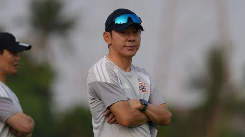 Pelatih Persija Shin Tae-yong saat memimpin latihan perdana. Pelatih Persija Shin Tae-yong saat memimpin latihan perdana.