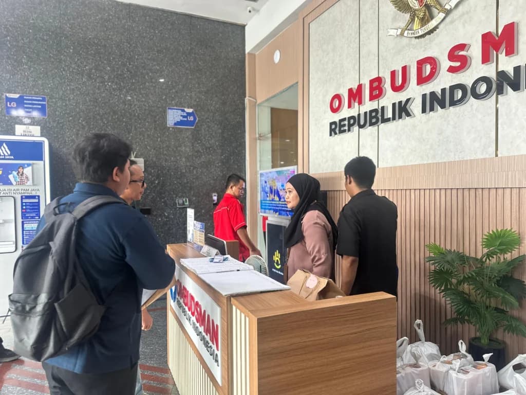 Perwakilan ICW memasukan laporan pelanggaran administrasi pimpinan BGN ke Ombudsman RI. Perwakilan ICW memasukan laporan pelanggaran administrasi pimpinan BGN ke Ombudsman RI.