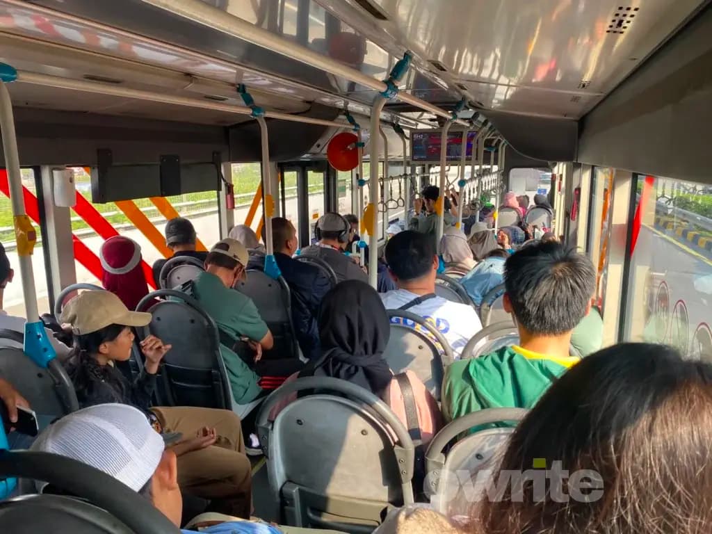 Para penumpang di TransJakarta rute Bandara Soetta-Blok M. (Sumber: Owrite/Dusep Malik) Para penumpang di TransJakarta rute Bandara Soetta-Blok M. (Sumber: Owrite/Dusep Malik)