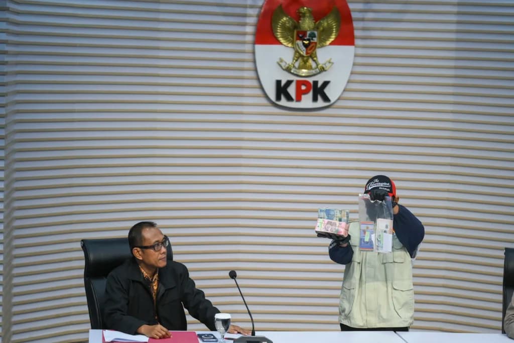 Plt. Direktur Penyidikan KPK Achmad Taufik Husein (kiri) menyaksikan petugas KPK menunjukkan barang bukti uang tunai saat konferensi pers operasi tangkap tangan Bupati Langkat Syah Afandin di Gedung Merah Putih KPK, Jakarta, Jumat (3/7/2026). (Sumber: Antara Foto/Hafidz Mubarak A/sgd) Plt. Direktur Penyidikan KPK Achmad Taufik Husein (kiri) menyaksikan petugas KPK menunjukkan barang bukti uang tunai saat konferensi pers operasi tangkap tangan Bupati Langkat Syah Afandin di Gedung Merah Putih KPK, Jakarta, Jumat (3/7/2026). (Sumber: Antara Foto/Hafidz Mubarak A/sgd)