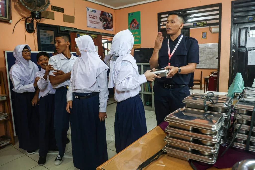 Guru membagikan makan bergizi gratis (MBG) kepada siswa disabilitas di Sekolah Luar Biasa (SLB) B-C Bina Karya Insani, Duren Sawit, Jakarta, Senin (27/7/2026). Guru membagikan makan bergizi gratis (MBG) kepada siswa disabilitas di Sekolah Luar Biasa (SLB) B-C Bina Karya Insani, Duren Sawit, Jakarta, Senin (27/7/2026).