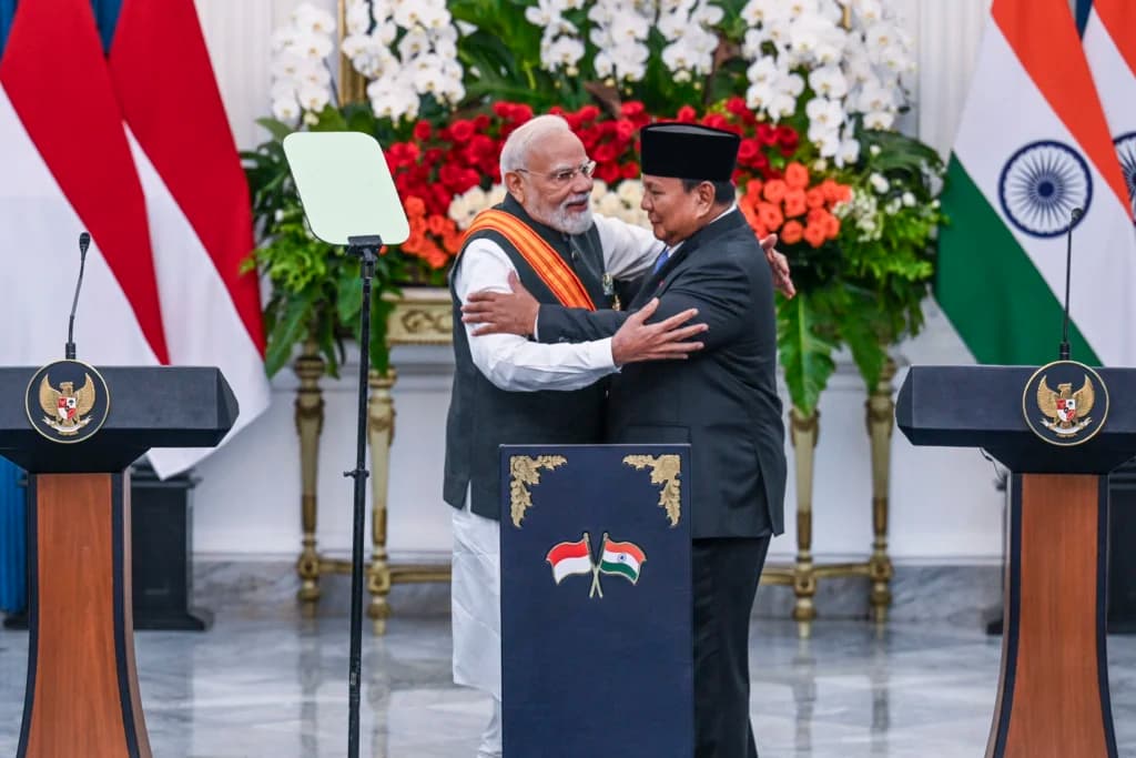 Presiden Prabowo Subianto (kanan) berpelukan dengan Perdana Menteri India Narendra Modi (kiri) usai keduanya menyampaikan keterangan pers dalam kunjungan kenegaraan di Istana Merdeka, Jakarta, Selasa (7/7/2026). Presiden Prabowo Subianto (kanan) berpelukan dengan Perdana Menteri India Narendra Modi (kiri) usai keduanya menyampaikan keterangan pers dalam kunjungan kenegaraan di Istana Merdeka, Jakarta, Selasa (7/7/2026).
