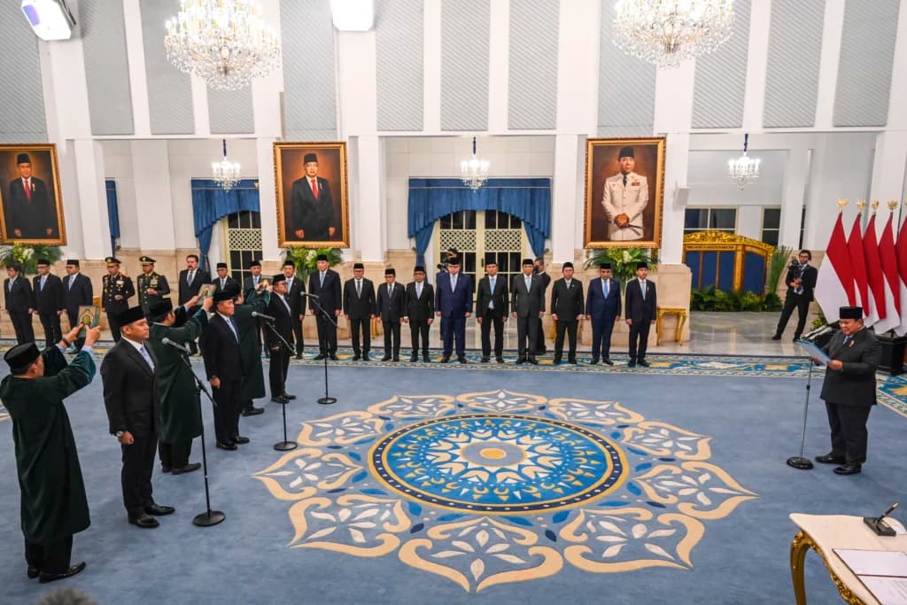 Presiden Prabowo Subianto (kanan) memimpin pembacaan sumpah jabatan saat pelantikan pejabat baru di Istana Negara, Jakarta, Rabu (22/7/2026). Presiden Prabowo Subianto melantik Sudaryono menjadi Kepala BGN menggantikan Nanik Sudaryati Deyang dan melantik Marsekal TNI (Purn) Donny Ermawan Taufanto sebagai Gubernur Universitas RI serta Yos Sunitiyoso sebagai Wakil Gubernur Universitas RI. (ANTARA FOTO/Galih Pradipta) Presiden Prabowo Subianto (kanan) memimpin pembacaan sumpah jabatan saat pelantikan pejabat baru di Istana Negara, Jakarta, Rabu (22/7/2026). Presiden Prabowo Subianto melantik Sudaryono menjadi Kepala BGN menggantikan Nanik Sudaryati Deyang dan melantik Marsekal TNI (Purn) Donny Ermawan Taufanto sebagai Gubernur Universitas RI serta Yos Sunitiyoso sebagai Wakil Gubernur Universitas RI. (ANTARA FOTO/Galih Pradipta)