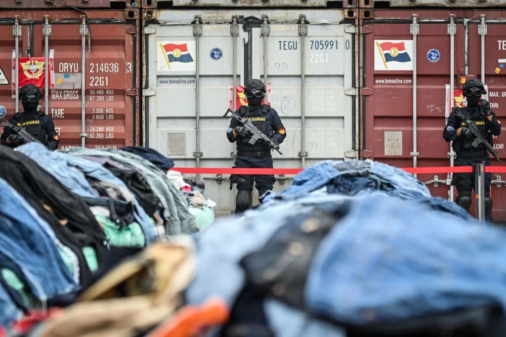 Petugas Bea Cukai berjaga saat konferensi pers Penindakan Peti Kemas Pakaian Bekas Ilegal di Buffer Area TPS CDC Pelabuhan Tanjung Priok, Jakarta, Selasa, (23/6/2026). (Sumber: Antara Foto/Sulthony Hasanuddin/tom) Petugas Bea Cukai berjaga saat konferensi pers Penindakan Peti Kemas Pakaian Bekas Ilegal di Buffer Area TPS CDC Pelabuhan Tanjung Priok, Jakarta, Selasa, (23/6/2026). (Sumber: Antara Foto/Sulthony Hasanuddin/tom)