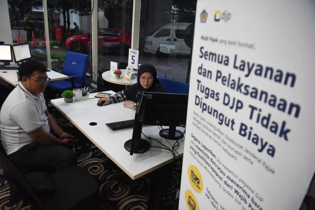 Petugas melayani wajib pajak untuk pengurusan layanan pajak saat Hari Pajak Nasional di Kantor Wilayah DJP Wajib Pajak Besar, Jakarta, Selasa (14/7/2026). Petugas melayani wajib pajak untuk pengurusan layanan pajak saat Hari Pajak Nasional di Kantor Wilayah DJP Wajib Pajak Besar, Jakarta, Selasa (14/7/2026).