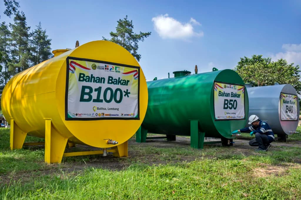 Petugas memeriksa tangki penyimpanan bahan bakar biodiesel 50 persen (B50) di Stasiun Blending dan Pengisian Bahan Bakar Uji Jalan B50, Lembang, Kabupaten Bandung Barat, Jawa Barat, Minggu (7/6/2026). Petugas memeriksa tangki penyimpanan bahan bakar biodiesel 50 persen (B50) di Stasiun Blending dan Pengisian Bahan Bakar Uji Jalan B50, Lembang, Kabupaten Bandung Barat, Jawa Barat, Minggu (7/6/2026).