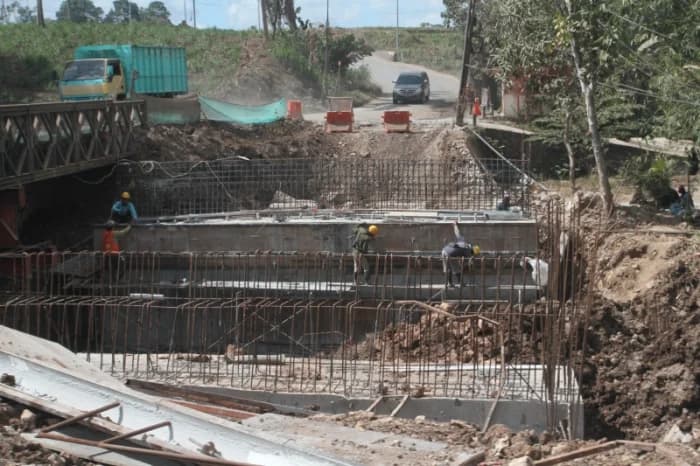 Pekerja melakukan pengecoran jembatan dalam proyek revitalisasi jalan nasional. (Sumber: Antara Foto/Ari Bowo Sucipto/bar) Pekerja melakukan pengecoran jembatan dalam proyek revitalisasi jalan nasional. (Sumber: Antara Foto/Ari Bowo Sucipto/bar)