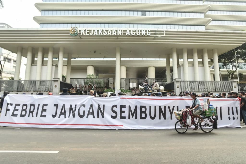 Pengunjuk rasa yang tergabung dalam Jaringan Intelektual Hukum Nasional membentangkan spanduk saat berunjuk rasa di depan Gedung Kejaksaan Agung, Jakarta, Rabu (22/7/2026). Pengunjuk rasa yang tergabung dalam Jaringan Intelektual Hukum Nasional membentangkan spanduk saat berunjuk rasa di depan Gedung Kejaksaan Agung, Jakarta, Rabu (22/7/2026).