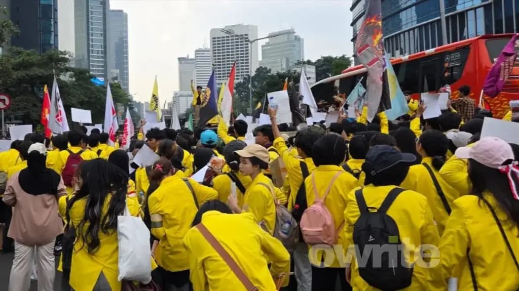 Massa mahasiswa ingin unjuk rasa menuju Bundaran HI, Jakarta. Massa mahasiswa ingin unjuk rasa menuju Bundaran HI, Jakarta.