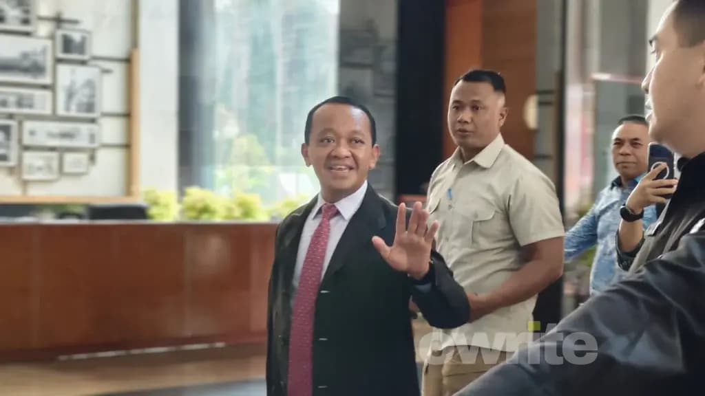 Menteri ESDM, Bahlil Lahadalia di Kementerian Keuangan. (Sumber: Owrite/Anisa Aulia) Menteri ESDM, Bahlil Lahadalia di Kementerian Keuangan. (Sumber: Owrite/Anisa Aulia)