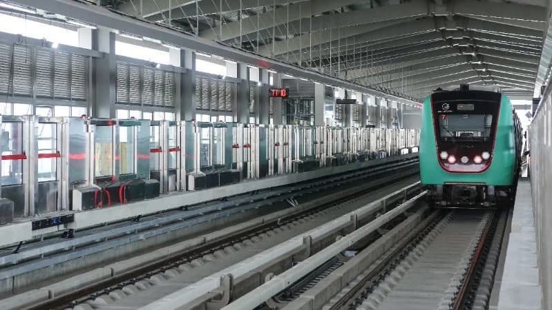Sejumlah warga mengikuti uji coba rangkaian kereta LRT Jakarta Manggarai-Velodrome di Stasiun LRT Jakarta Manggarai, Jakarta, Senin (24/8). Sejumlah warga mengikuti uji coba rangkaian kereta LRT Jakarta Manggarai-Velodrome di Stasiun LRT Jakarta Manggarai, Jakarta, Senin (24/8).