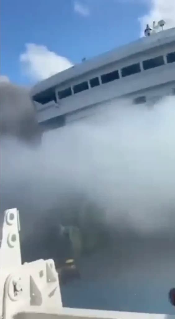 KM Mutiara Sentosa II Terbakar Hebat di Perairan Madura. (Sumber: Istimewa) KM Mutiara Sentosa II Terbakar Hebat di Perairan Madura. (Sumber: Istimewa)