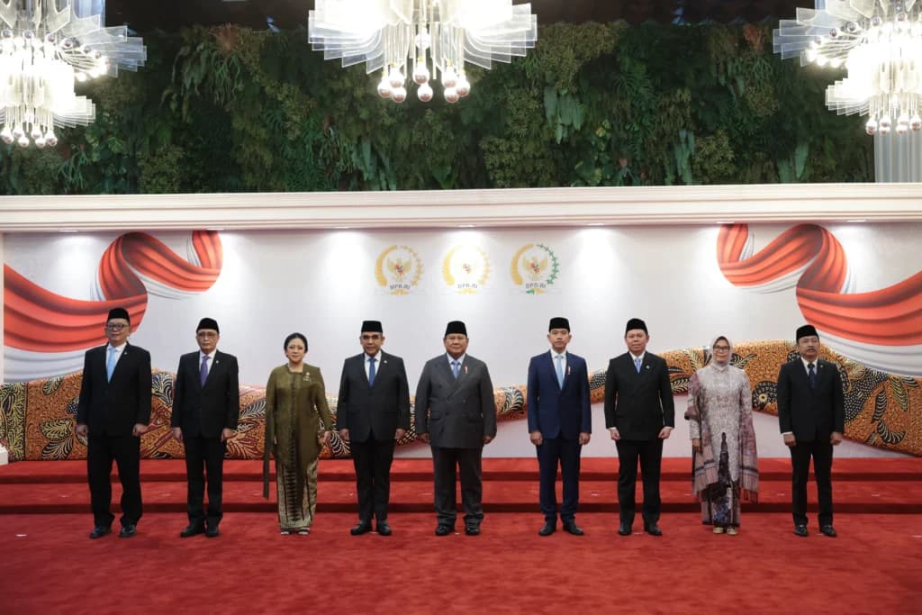 Foto Bersama Pimpinan DPR/MPR/DPD dengan Presiden dan Wakil Presiden. (Sumber: Dok. DPR) Foto Bersama Pimpinan DPR/MPR/DPD dengan Presiden dan Wakil Presiden. (Sumber: Dok. DPR)