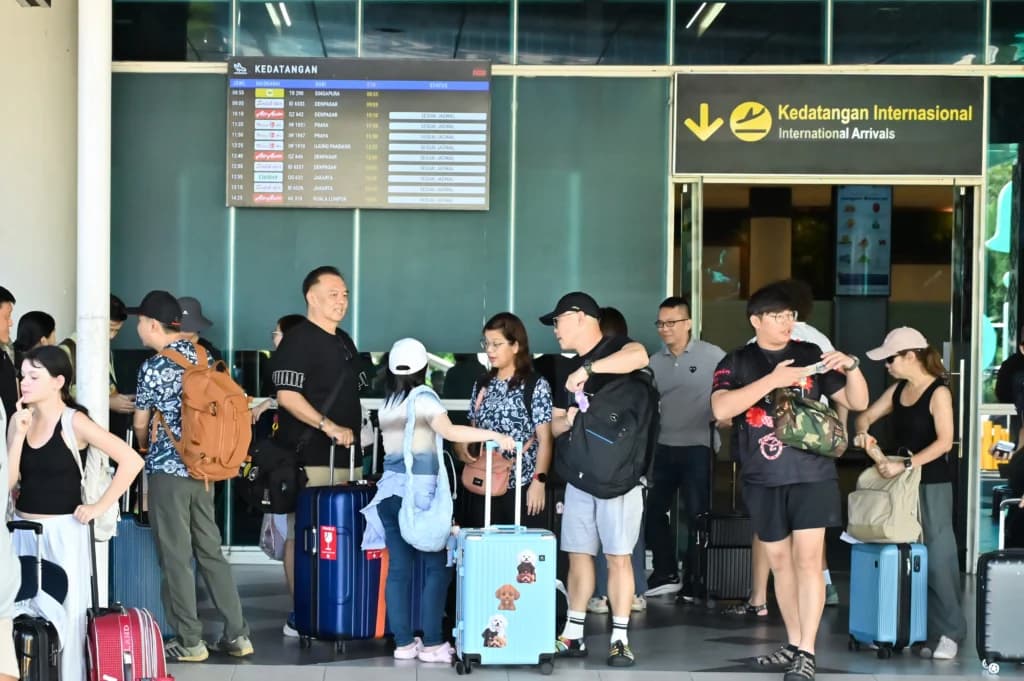 Sejumlah penumpang pesawat menunggu penjemputan setibanya di Bandara Komodo, Manggarai Barat, NTT, Minggu (16/8/2026). (Sumber: Antara foto/Fikri Yusuf/nym) Sejumlah penumpang pesawat menunggu penjemputan setibanya di Bandara Komodo, Manggarai Barat, NTT, Minggu (16/8/2026). (Sumber: Antara foto/Fikri Yusuf/nym)