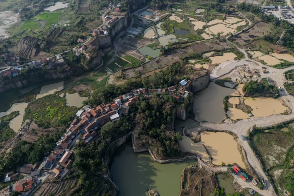Foto udara kawasan permukiman warga di dekat area tambang galian C yang telah ditutup di Mancak, Kabupaten Serang, Banten, Kamis (23/7/2026). Foto udara kawasan permukiman warga di dekat area tambang galian C yang telah ditutup di Mancak, Kabupaten Serang, Banten, Kamis (23/7/2026).