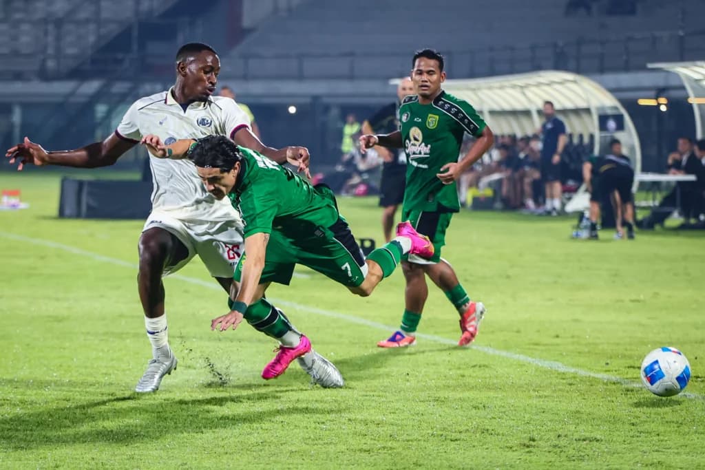 Pesepak bola Persebaya Surabaya Francisco Rivera (tengah) terjatuh usai gagal melewati adangan pesepak bola Arema FC Matheus Nascimento (kiri) pada pertandingan semifinal Piala Presiden 2026 di Stadion Kapten I Wayan Dipta, Gianyar, Bali Pesepak bola Persebaya Surabaya Francisco Rivera (tengah) terjatuh usai gagal melewati adangan pesepak bola Arema FC Matheus Nascimento (kiri) pada pertandingan semifinal Piala Presiden 2026 di Stadion Kapten I Wayan Dipta, Gianyar, Bali