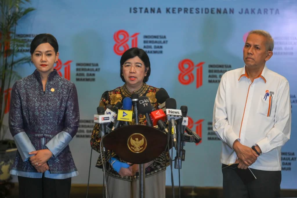 Pejabat Gubernur Sementara Bank Indonesia (BI) Destry Damayanti (tengah) bersama Ketua Dewan Komisioner OJK Friderica Widyasari Dewi (kiri) dan Ketua Dewan Komisioner LPS Anggito Abimanyu (kanan). (Sumber: Antara Foto/Hafidz Mubarak A/tom) Pejabat Gubernur Sementara Bank Indonesia (BI) Destry Damayanti (tengah) bersama Ketua Dewan Komisioner OJK Friderica Widyasari Dewi (kiri) dan Ketua Dewan Komisioner LPS Anggito Abimanyu (kanan). (Sumber: Antara Foto/Hafidz Mubarak A/tom)