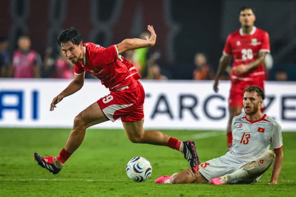 Pesepak bola Timnas Indonesia Thom Jan Marinus Haye (kiri) berebut bola dengan pesepak bola Timnas Vietnam Tai Loc Nguyen (kanan) pada pertandingan Grup A Piala AFF 2026 di Stadion Gelora Pakansari Pesepak bola Timnas Indonesia Thom Jan Marinus Haye (kiri) berebut bola dengan pesepak bola Timnas Vietnam Tai Loc Nguyen (kanan) pada pertandingan Grup A Piala AFF 2026 di Stadion Gelora Pakansari