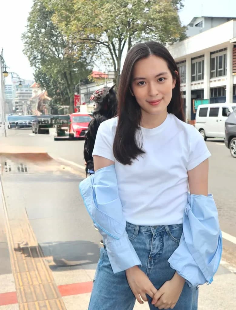 Sukses Bikin Suasana Istana Merinding, Intip 5 Potret Shanna Shannon Penyanyi ‘Tanah Airku’ di HUT RI-81 Sukses Bikin Suasana Istana Merinding, Intip 5 Potret Shanna Shannon Penyanyi ‘Tanah Airku’ di HUT RI-81