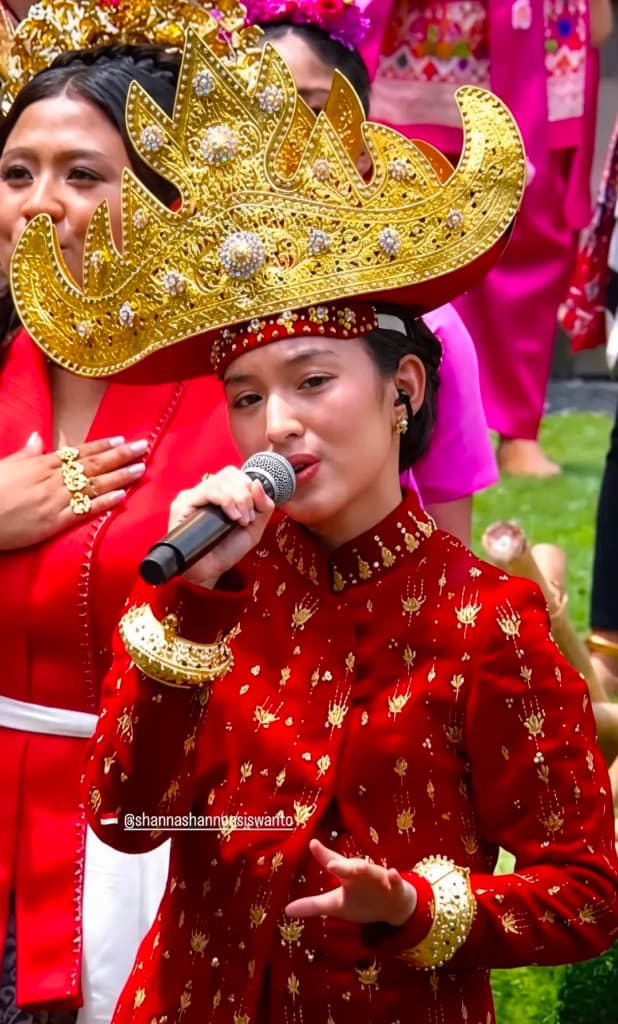 Sukses Bikin Suasana Istana Merinding, Intip 5 Potret Shanna Shannon Penyanyi ‘Tanah Airku’ di HUT RI-81 Sukses Bikin Suasana Istana Merinding, Intip 5 Potret Shanna Shannon Penyanyi ‘Tanah Airku’ di HUT RI-81