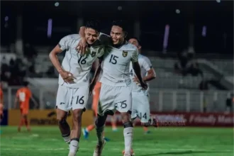 Pemain Timnas Indonesia U-23, Doni Tri Pamungkas dan Franky Misa melakukan selebrasi usai mencetak gol