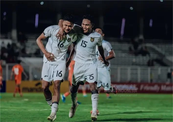 Pemain Timnas Indonesia U-23, Doni Tri Pamungkas dan Franky Misa melakukan selebrasi usai mencetak gol