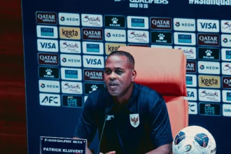 Patrick Kluivert saat konferensi pers pada laga melawan Irak