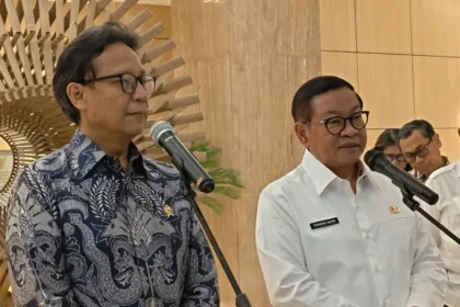 Menteri Kesehatan, Budi Gunadi Sadikin dan Gubernur DKI Jakarta, Pramono Anung