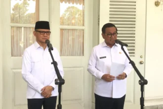 Menteri Perlindungan Pekerja Migran Indonesia (P2MI) Mukhtarudin bersama Gubernur DKI Jakarta Pramono Anung