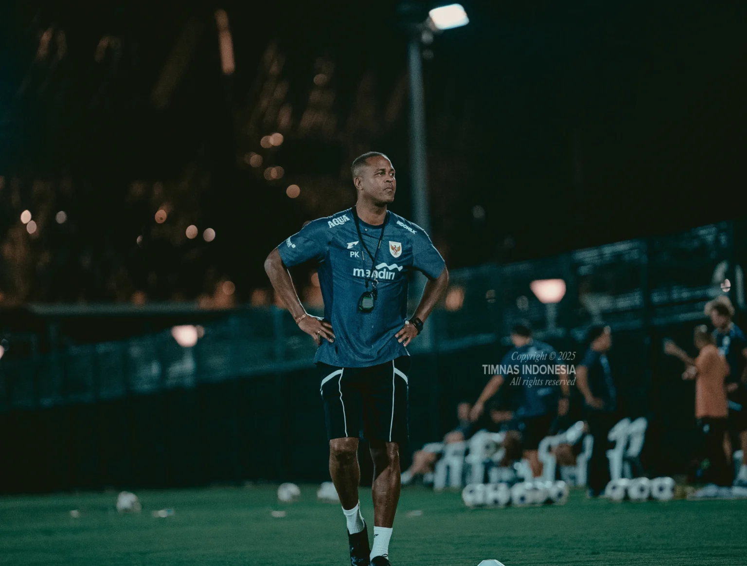 Pelatih Timnas Indonesia, Patrick Kluivert saat memimpin latihan Timnas Indonesia