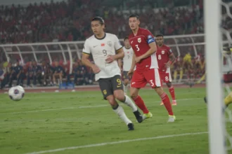 Kapten Timnas Indonesia, Jay Idzes saat bermain melawan China