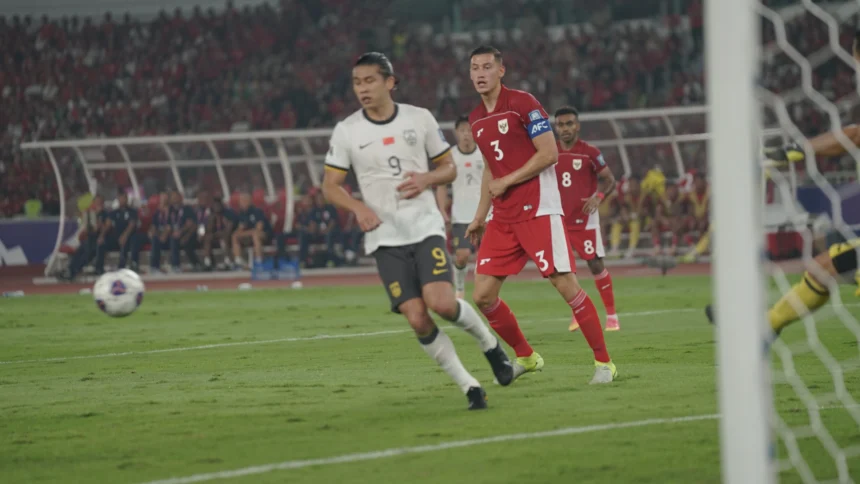 Kapten Timnas Indonesia, Jay Idzes saat bermain melawan China