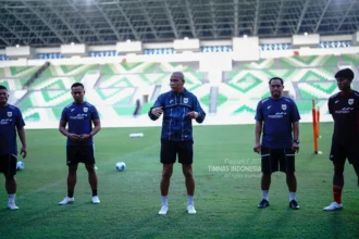 Pelatih Timnas Indonesia U-17, Nova Arianto (Tengah) saat memberikan instruksi kepada pemain