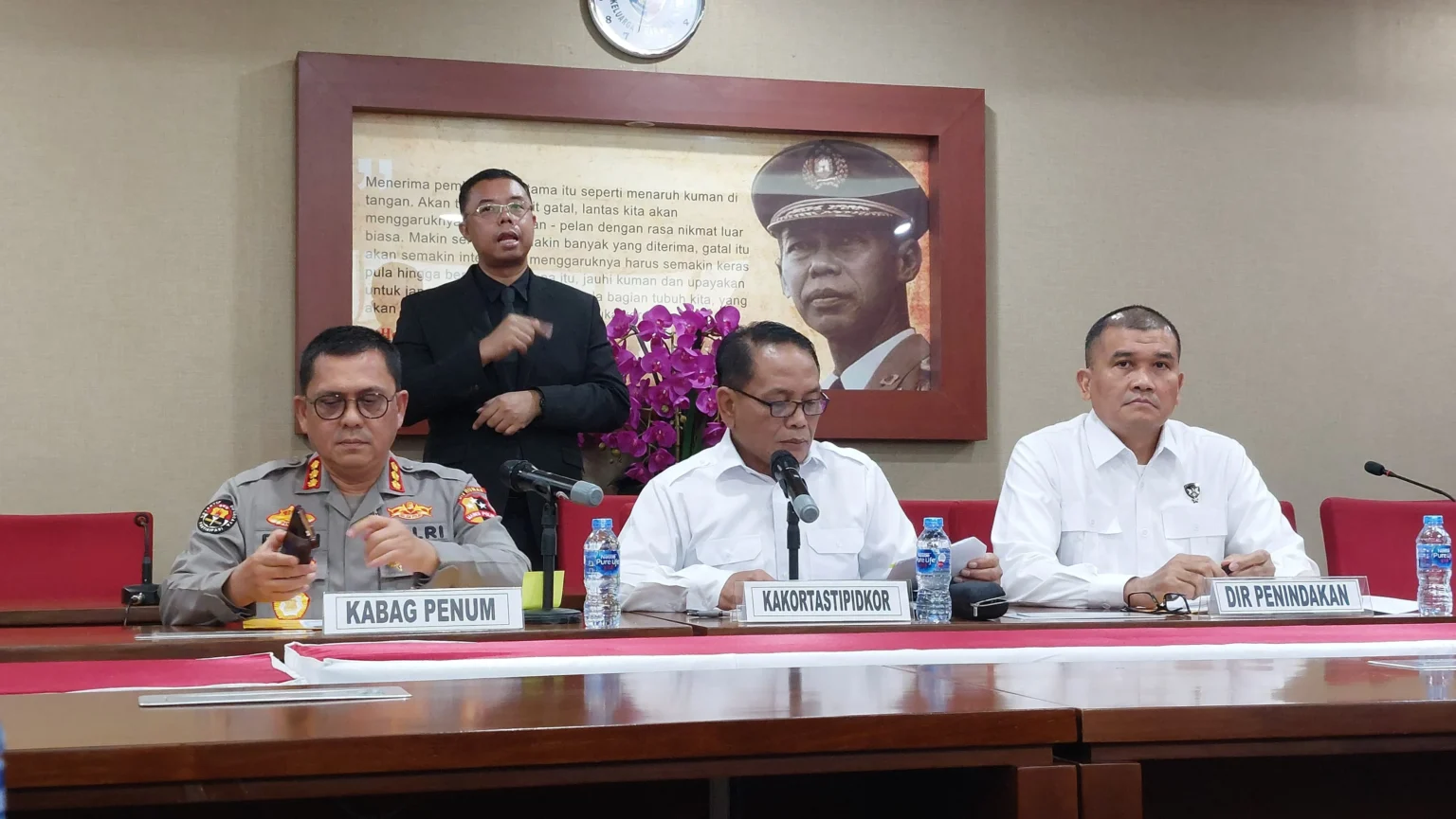 Konferensi pers terkait pengungkapan kasus korupsi PLTU di Kalimantan Barat yang disampaikan oleh Kortastipikor Mabes Polri Irjen Cahyono Wibowo