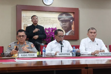 Konferensi pers terkait pengungkapan kasus korupsi PLTU di Kalimantan Barat yang disampaikan oleh Kortastipikor Mabes Polri Irjen Cahyono Wibowo