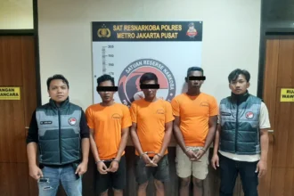Tiga pelaku penyelundupan narkotika jenis sabu seberat 12 kg, berhasil diamankan Satresnarkoba Polres Metro Jakarta Pusat