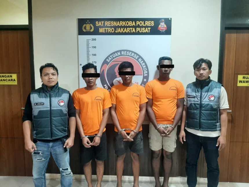 Tiga pelaku penyelundupan narkotika jenis sabu seberat 12 kg, berhasil diamankan Satresnarkoba Polres Metro Jakarta Pusat