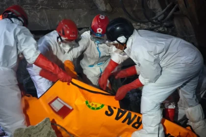 Tim SAR gabungan mengevakuasi korban reruntuhan Pondok Pesantren Al Khoziny, Sidoarjo