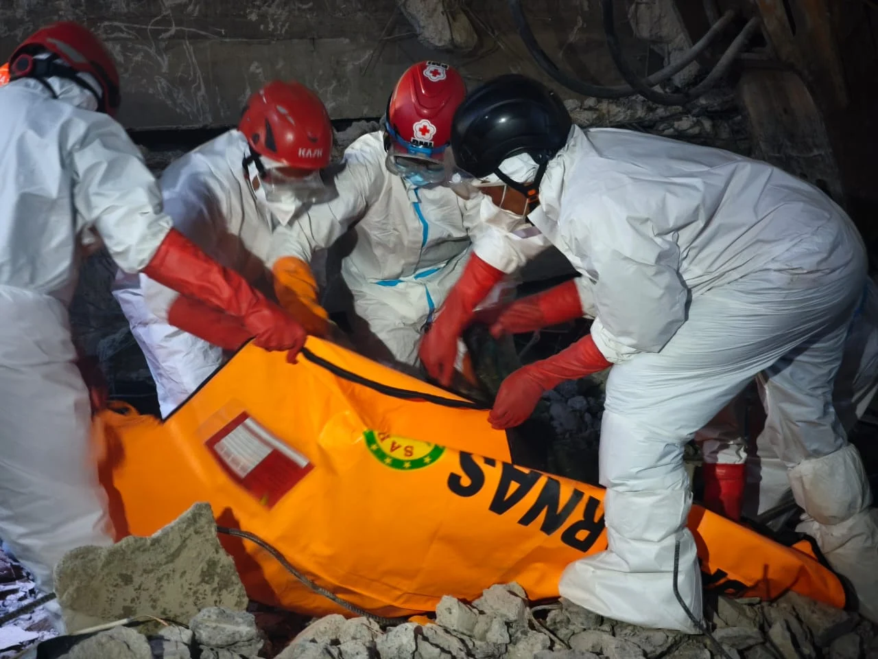 Tim SAR gabungan mengevakuasi korban reruntuhan Pondok Pesantren Al Khoziny, Sidoarjo