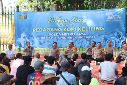 Kapolda Metro Jaya saat di Taman Silang Monas Selatan, Gambir, Jakarta Pusat bersama para pedagang kopi keliling alias starling