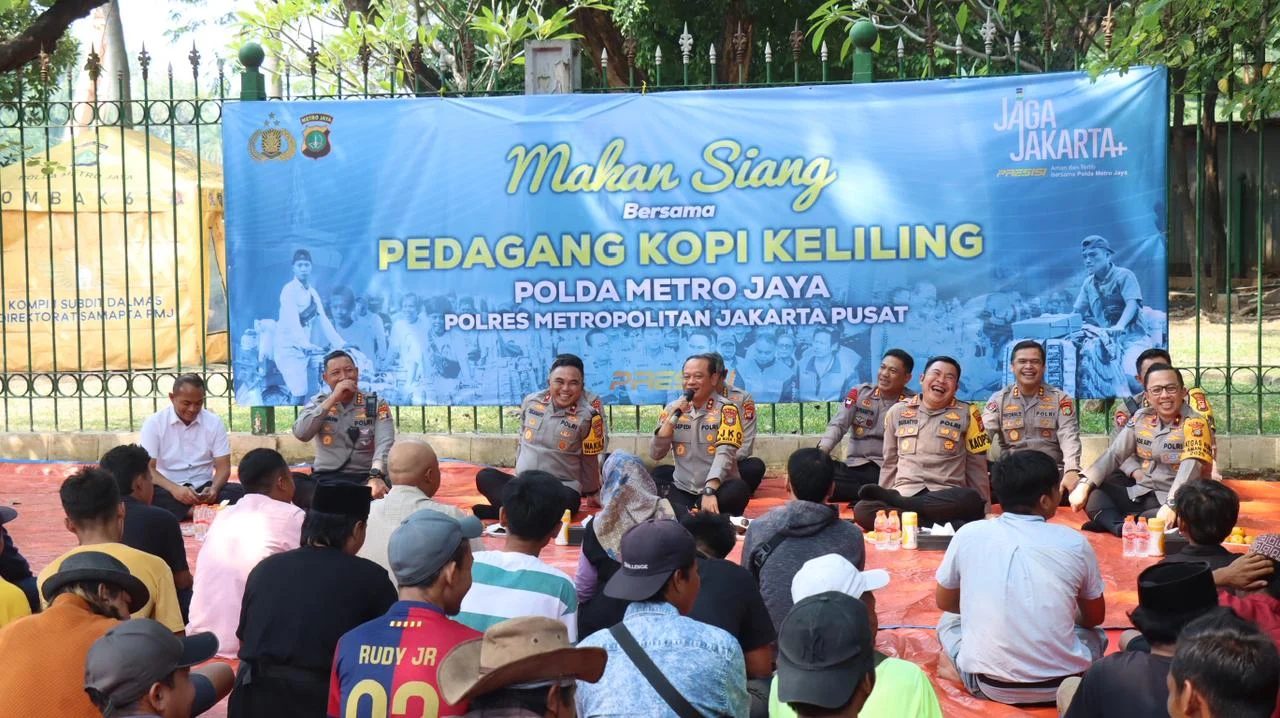 Kapolda Metro Jaya saat di Taman Silang Monas Selatan, Gambir, Jakarta Pusat bersama para pedagang kopi keliling alias starling