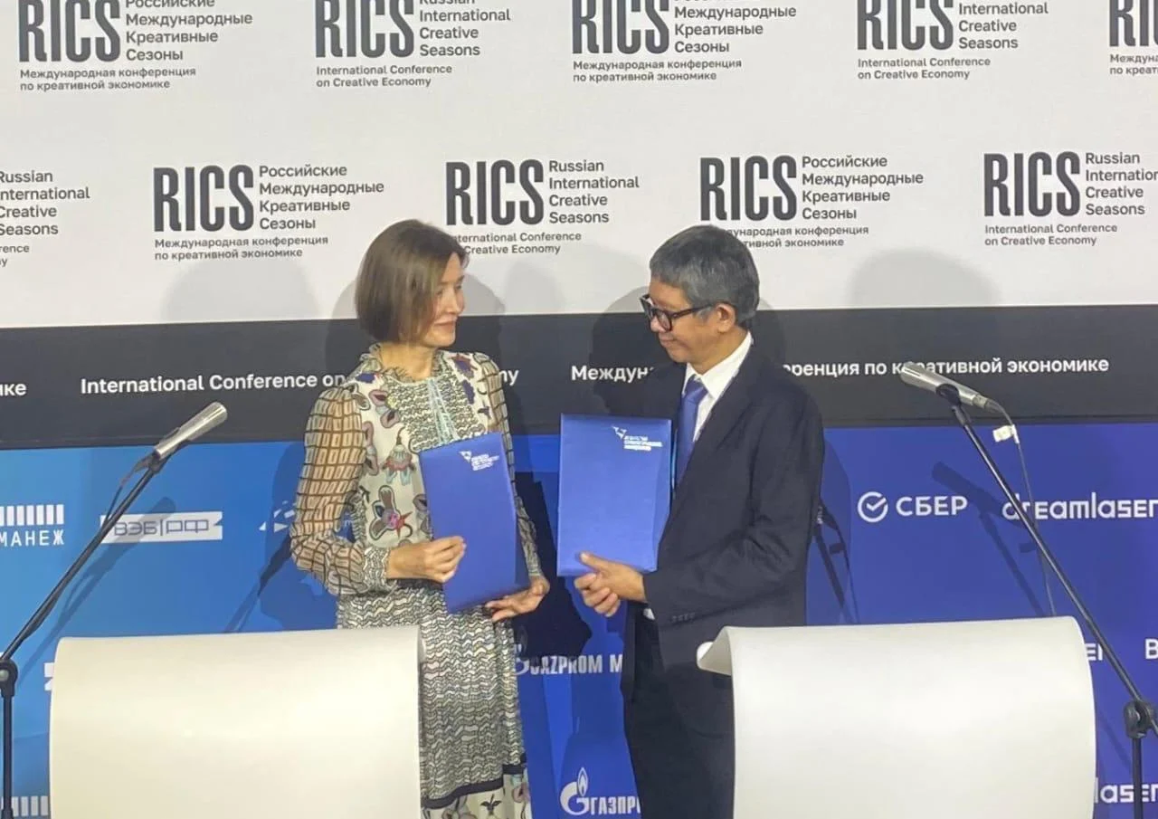 Penandatanganan kerja sama antara Ketua Dewan Pengawas KE JKT, Ricky Pesik dan Direktur Jenderal Agency ASI, Svetlana Chupsheva