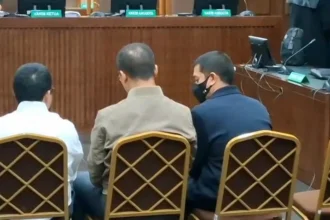 Anak pengusaha minyak Riza Chalid saat menggikuti persidangan