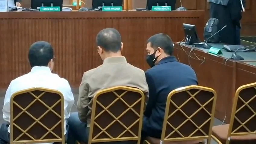 Anak pengusaha minyak Riza Chalid saat menggikuti persidangan