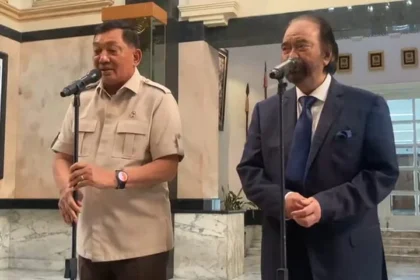 Menteri Pertahanan (Menhan) Sjafrie Sjamsoeddin bersama Ketua Umum Partai Nasional Demokrat (NasDem) Surya Paloh