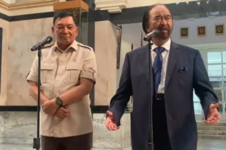 Menteri Pertahanan (Menhan) Sjafrie Sjamsoeddin bersama Ketua Umum Partai Nasional Demokrat (NasDem) Surya Paloh