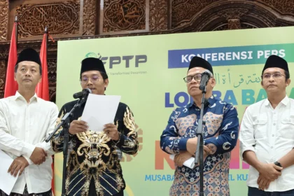 Direktur Forum Percepatan Transformasi Pesantren (FPTP) KH Saifullah Maksum didampingi Tim FPTP menyampaikan konferensi pers jelang Lomba Baca Kitab Kuning.