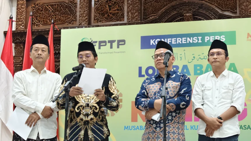 Direktur Forum Percepatan Transformasi Pesantren (FPTP) KH Saifullah Maksum didampingi Tim FPTP menyampaikan konferensi pers jelang Lomba Baca Kitab Kuning.