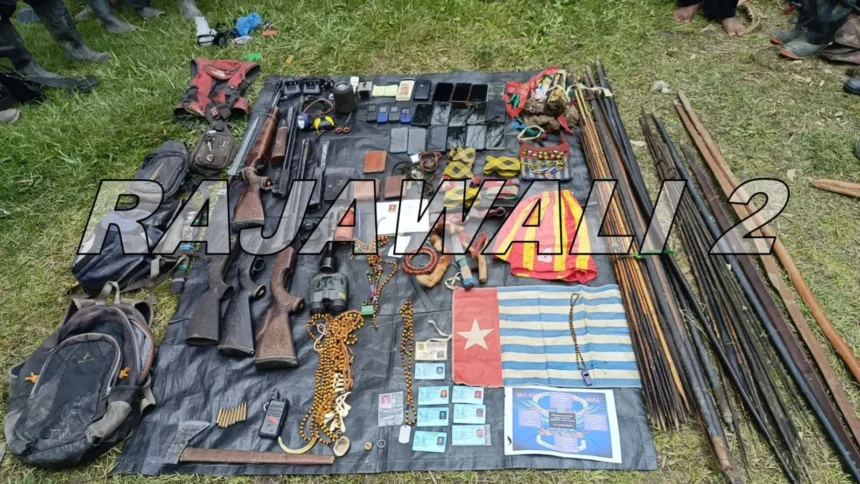 TNI berhasil menyita senjata dan perlengkapan OPM saat terjadinya kontak senjata